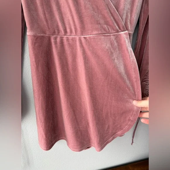 Urban Outfitters blush mauve Goldmine Velvet Surplice Romper Women’s sz S - Picture 6 of 10